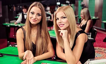 Bàn Poker sôi động tại 55mom link vào
